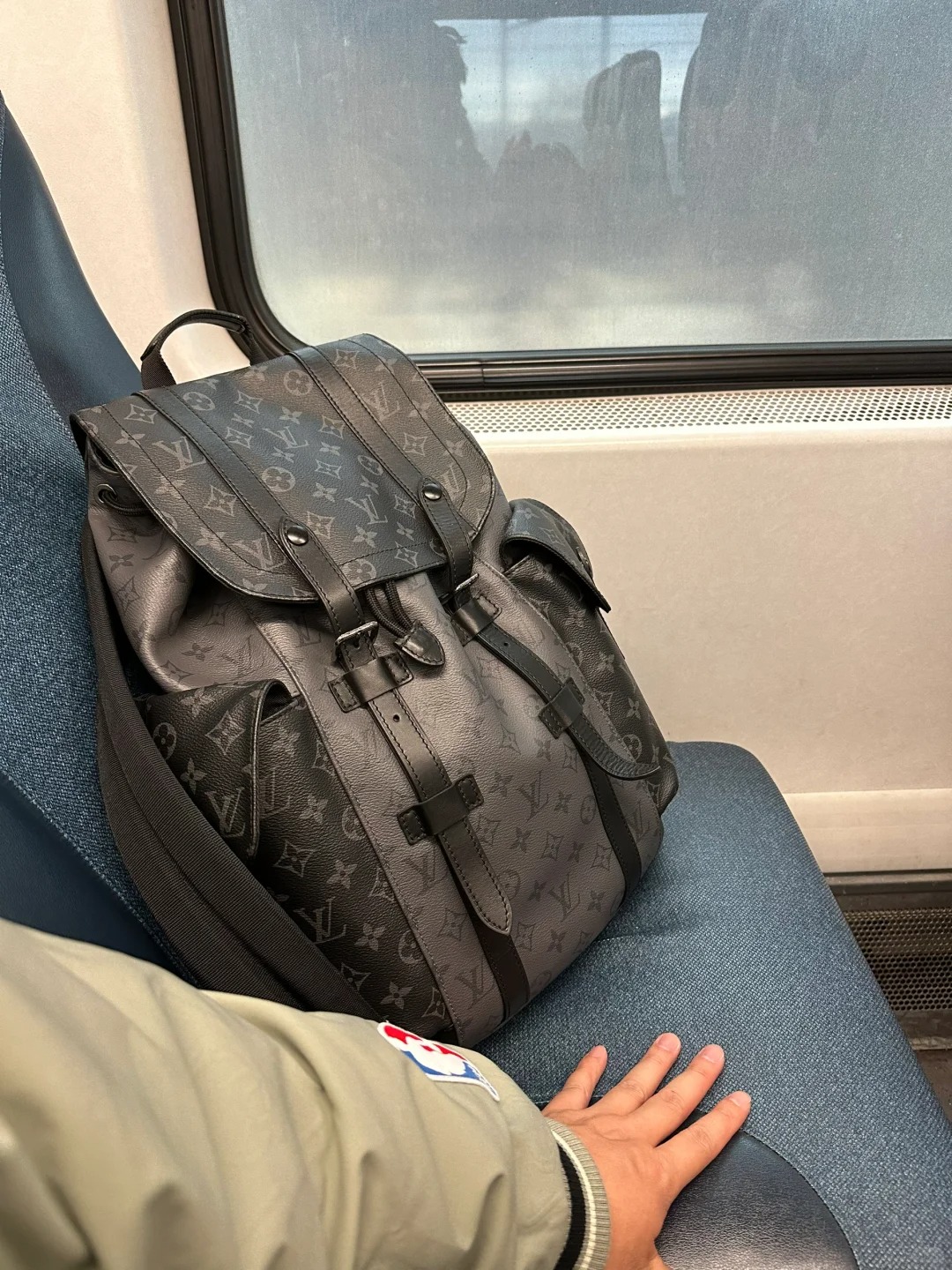 被客户多次质疑背的是假包…诶
太难了 太尴尬了…原来是我不配…
前天拜访在New