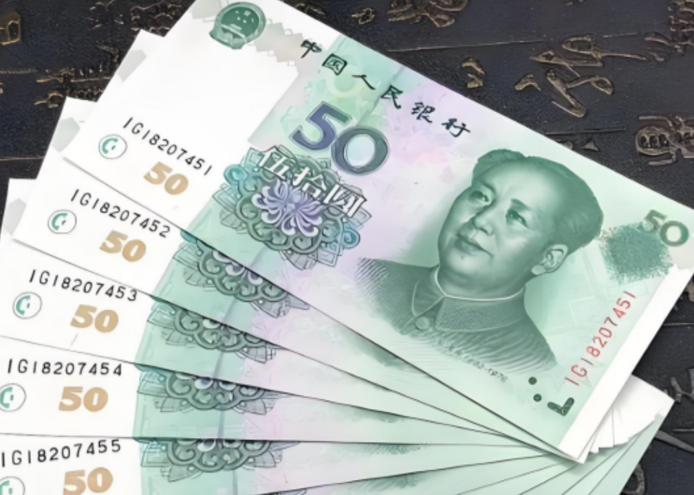 男子在自家门口捡到5000多元的现金，失主报警后找上门来，男子如数奉还。不料几天