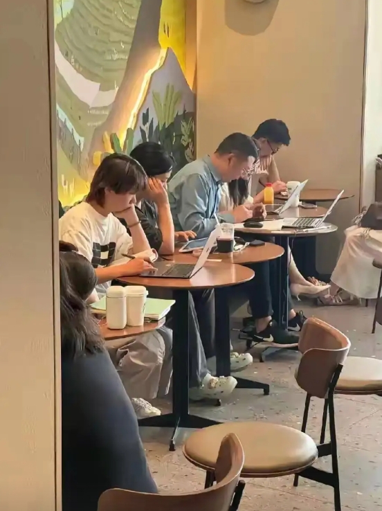 我一直搞不明白在星巴克，为什么很多人拿着破笔记本，是来工作还是喝咖啡的
啊?