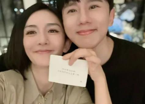 张杰出道靠实力，但谢娜是主持人。两个人是相互成就！
 
谢娜张杰，好好爱，不管发