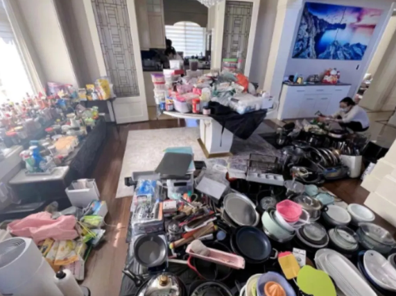 50岁的阿姨退休后的第一件事，就是彻底的给自己的家来一个大扫除！大扫除之前，想着