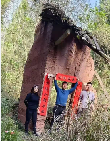 三兄妹每年跨越千里，就为了每年回来给祖屋贴个对联，大家有何看法。
