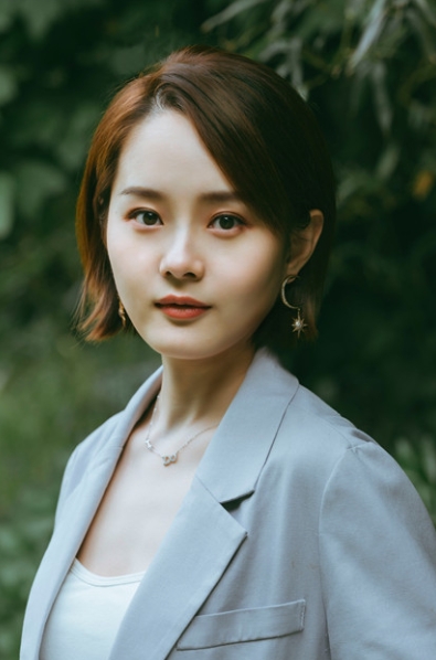 刘羽洋是一位才华横溢的女性主持人