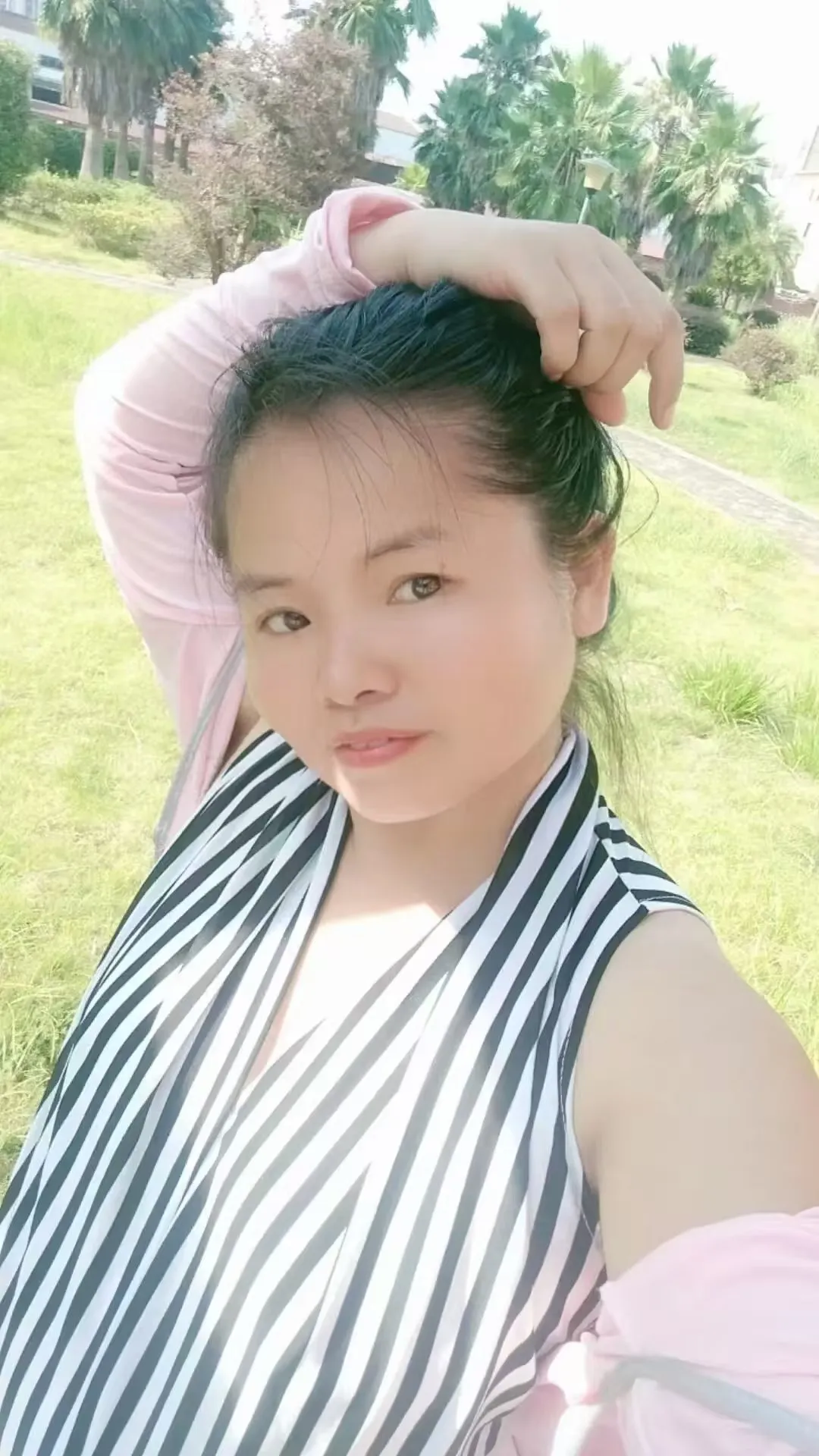 我离婚了真好啊！又可以找新老公了，要找比我小又高又帅气的，他要说话声音好听，要在