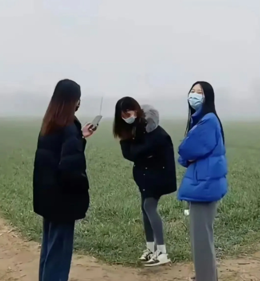 村里的大学生都放假回家了