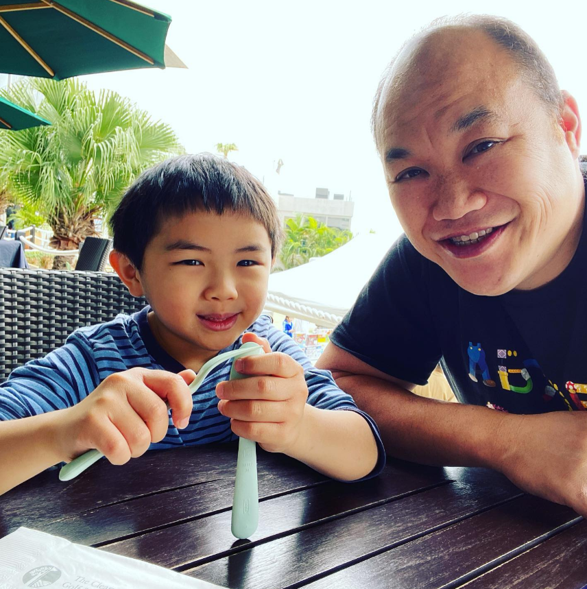 香港歌神许冠杰的儿子许怀谷生活照，遗传到爸爸的好基因，果然是长得仪表堂堂
