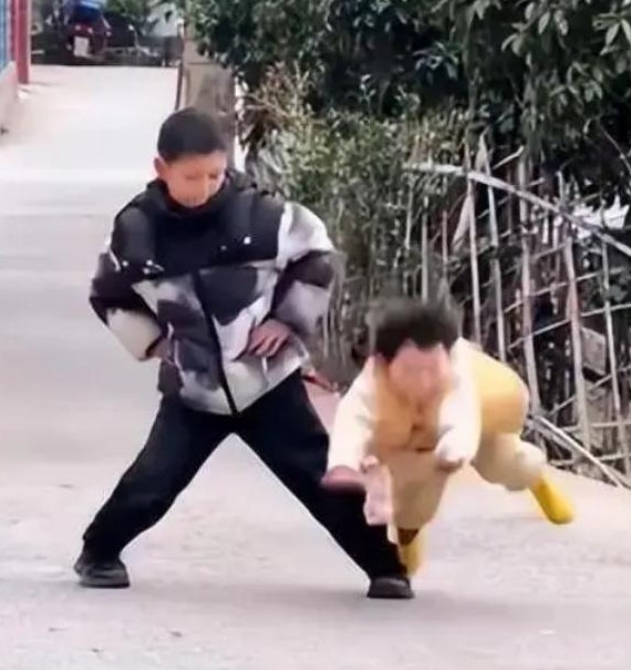 啥？四岁小网红摔倒，还被质疑是演的？这瓜也太劲爆了吧！孩子摔得哇哇大哭，亲妈竟然