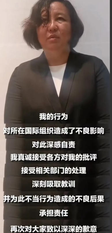 认怂了！使馆车违停大妈道歉，多次鞠躬，悔不当初，网友沸腾了。
令人没有想到的是，