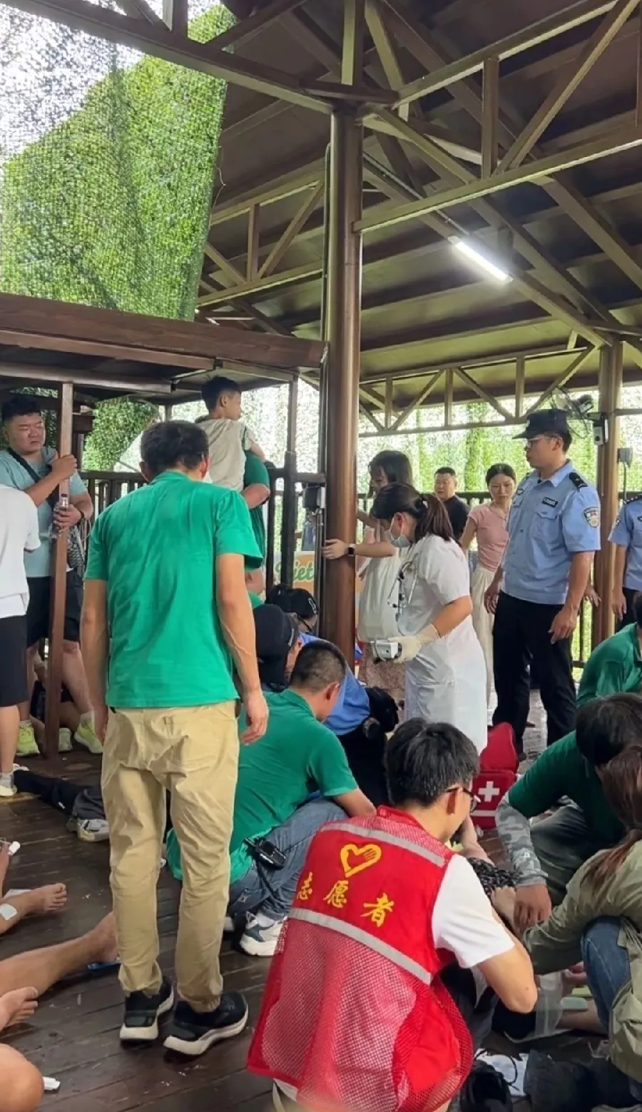 1死60伤，广西德天瀑布景区，飞天魔毯项目，突发故障事故，网友说断了，去了很多辆