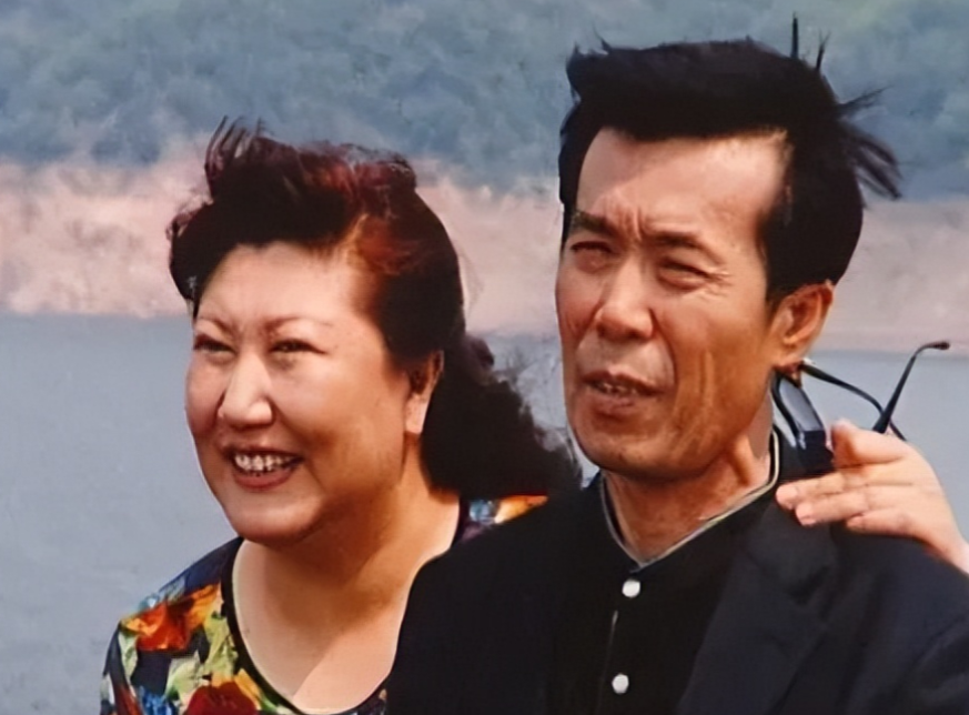 1997年，何庆魁妻子张艳茹哭着对“第三者”高秀敏说：“秀敏，老何已经跟你这么多