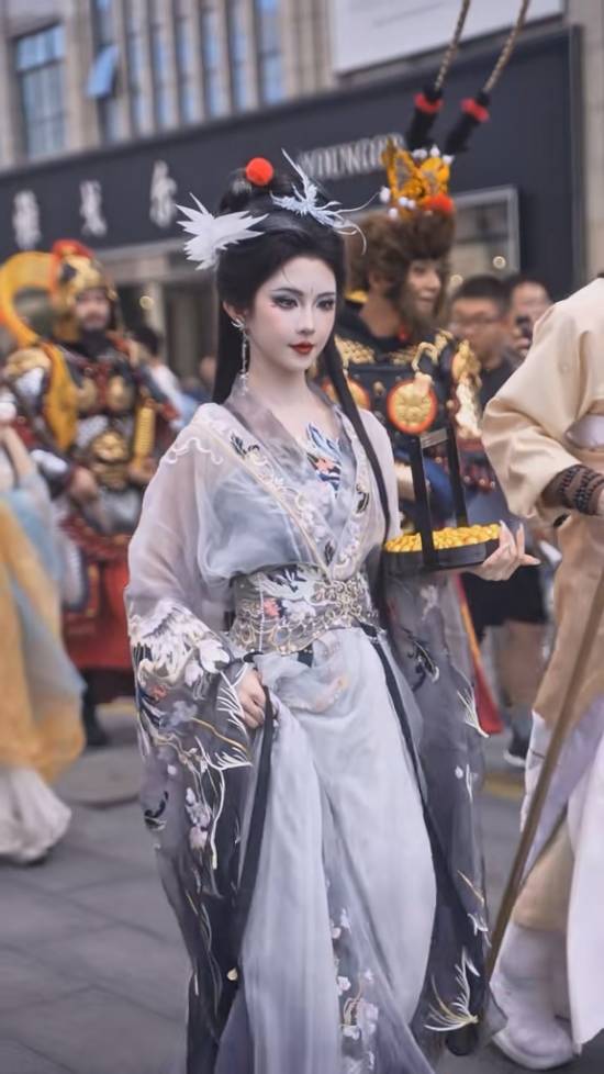 稍早，专注于国风穿搭、COS的美女博主“笔墨伺候”分享了自己扮演的《黑神话：悟空