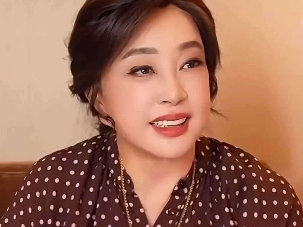 刘晓庆说，这些年一直官司缠身，导致自己房子等财产都没有了，而且家里人比外人对自己