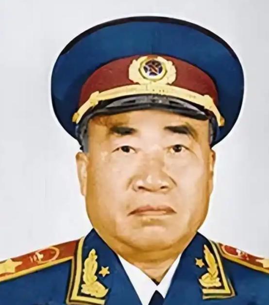 1955年9月17日的授勋仪式之前经过讨论，现场颁发的第一元帅的编号从004开始