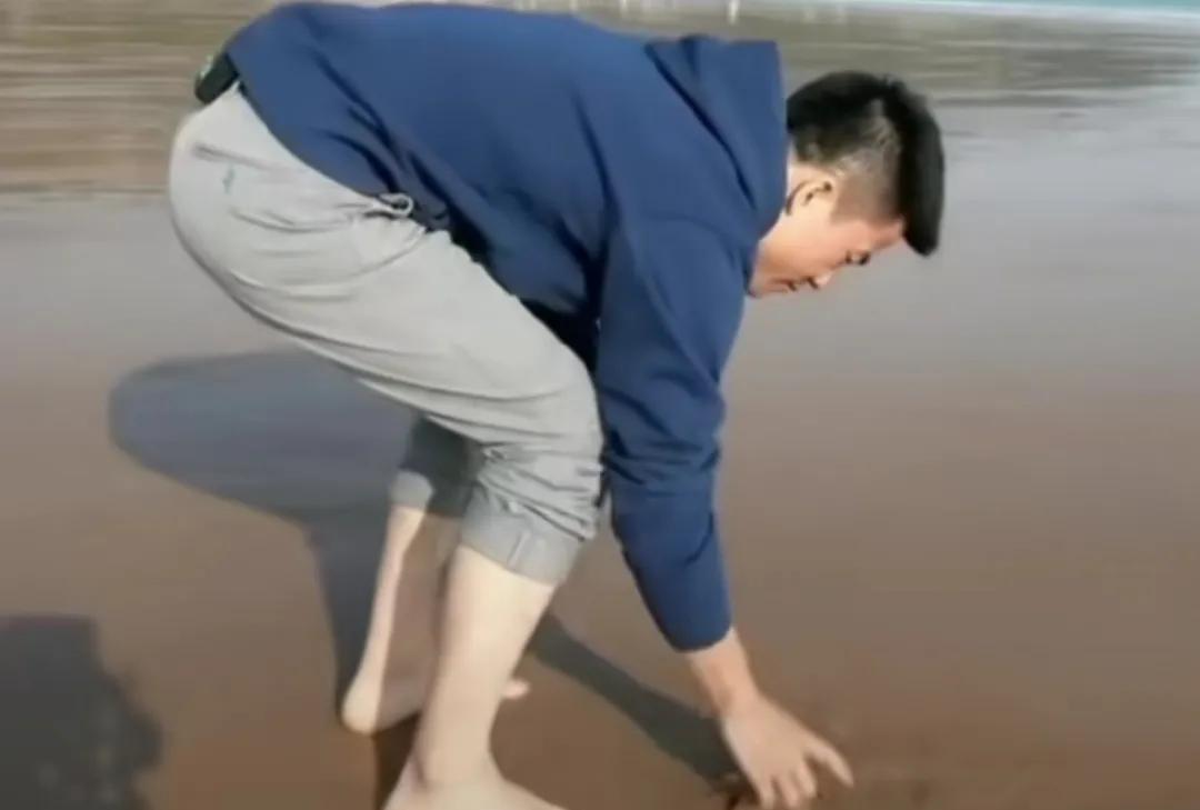 我不知道您走在街道上，是随手扔垃圾的人，还是弯腰捡垃圾的人。但是，董宇辉在直播的