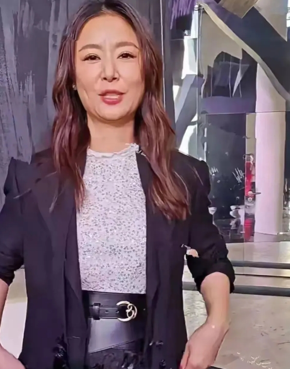 曾经最美紫薇，如今却发福，又胖又老，身材臃肿，腚大腰圆，看着像60岁大妈