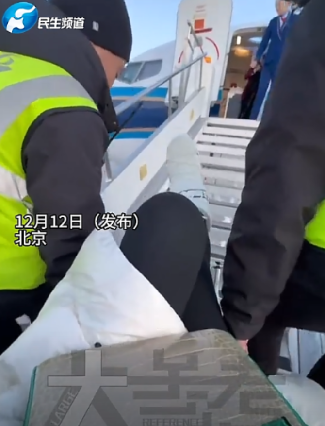 北京的一家机场当中，一女子在滑雪时不小心摔伤，结果却没想到因为这样直接让自己当场