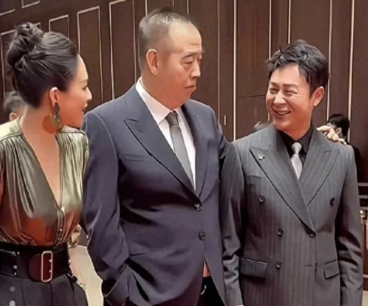 张颂文这件事不简单，似乎对方是有组织有预谋的在针对他。

现在爆出的，有三宗罪：