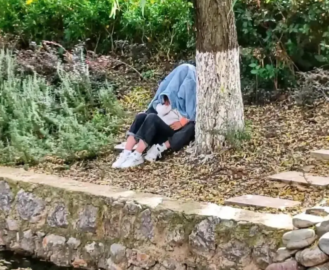 朋友们 我担心他们捂死，过去把衣服掀开，会不会被打，我需要注意什么？