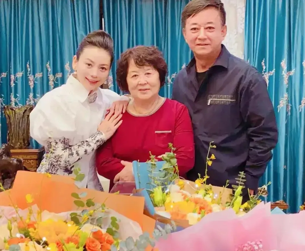 一次岳母过生日，朱军和妻子谭梅用心的准备了一下。
岳母是西安人，为了帮助女儿女婿