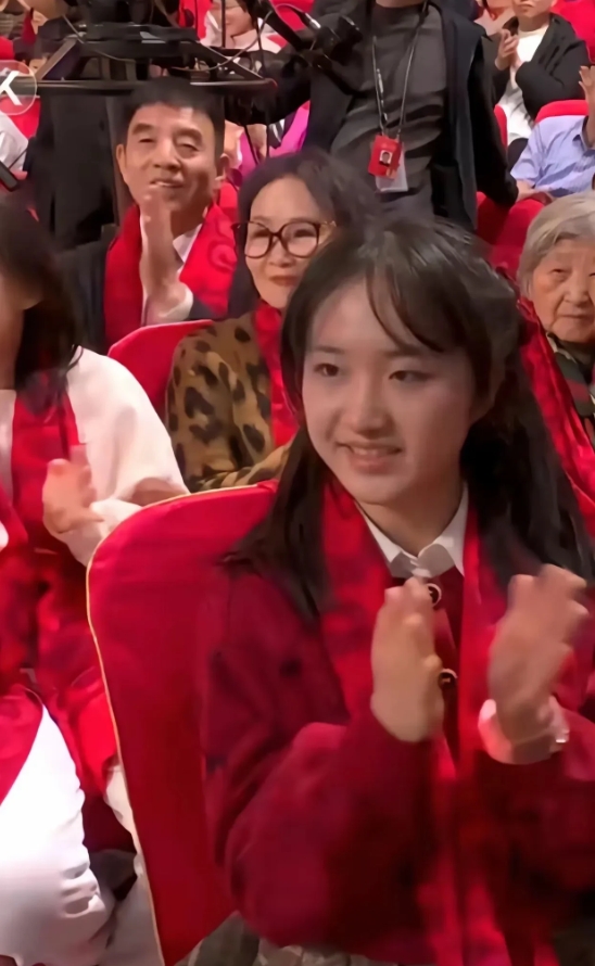 春晚一女孩引发大家好奇，在2025年的春晚观众席中，有一位女孩引起了大家的注意。