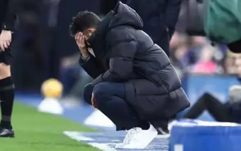 有一个问题值得注意，同样是执教曼联，范尼可以在场边意气风发，淡定指挥，而阿莫林却