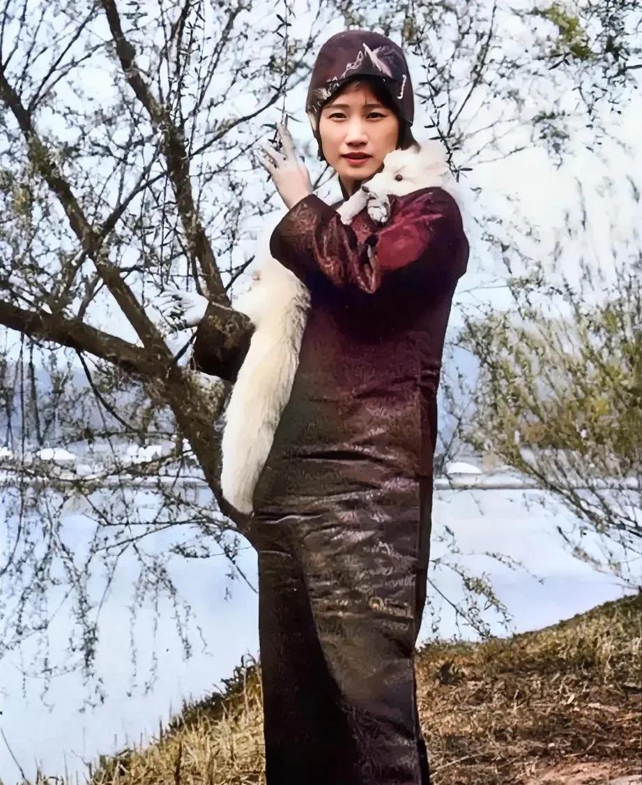 这才是徐志摩的妻子陆小曼的真实长相，都看看吧！这可不是演员所饰演的，而是货真价实
