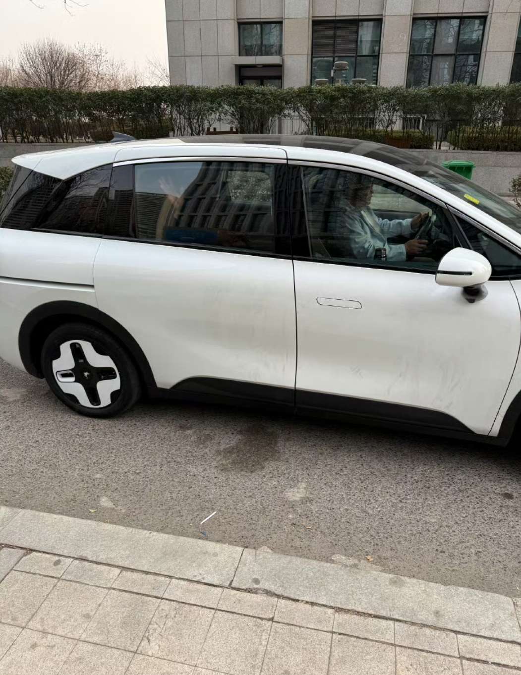 你们知道这车门咋开吗