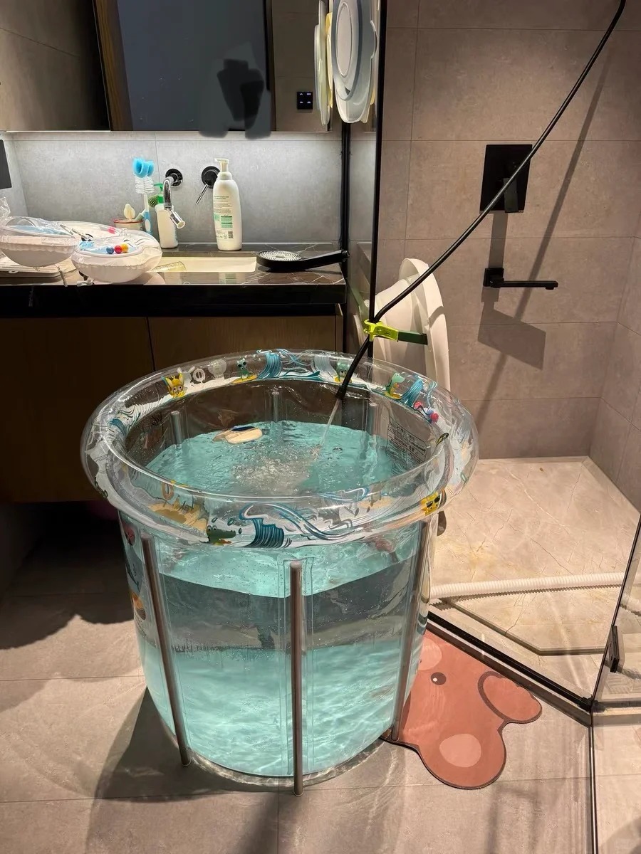 刚收到就翻车了
图颜值买的透明游泳桶，刚收到货就狠狠避雷，塑料味太大了，原本以为