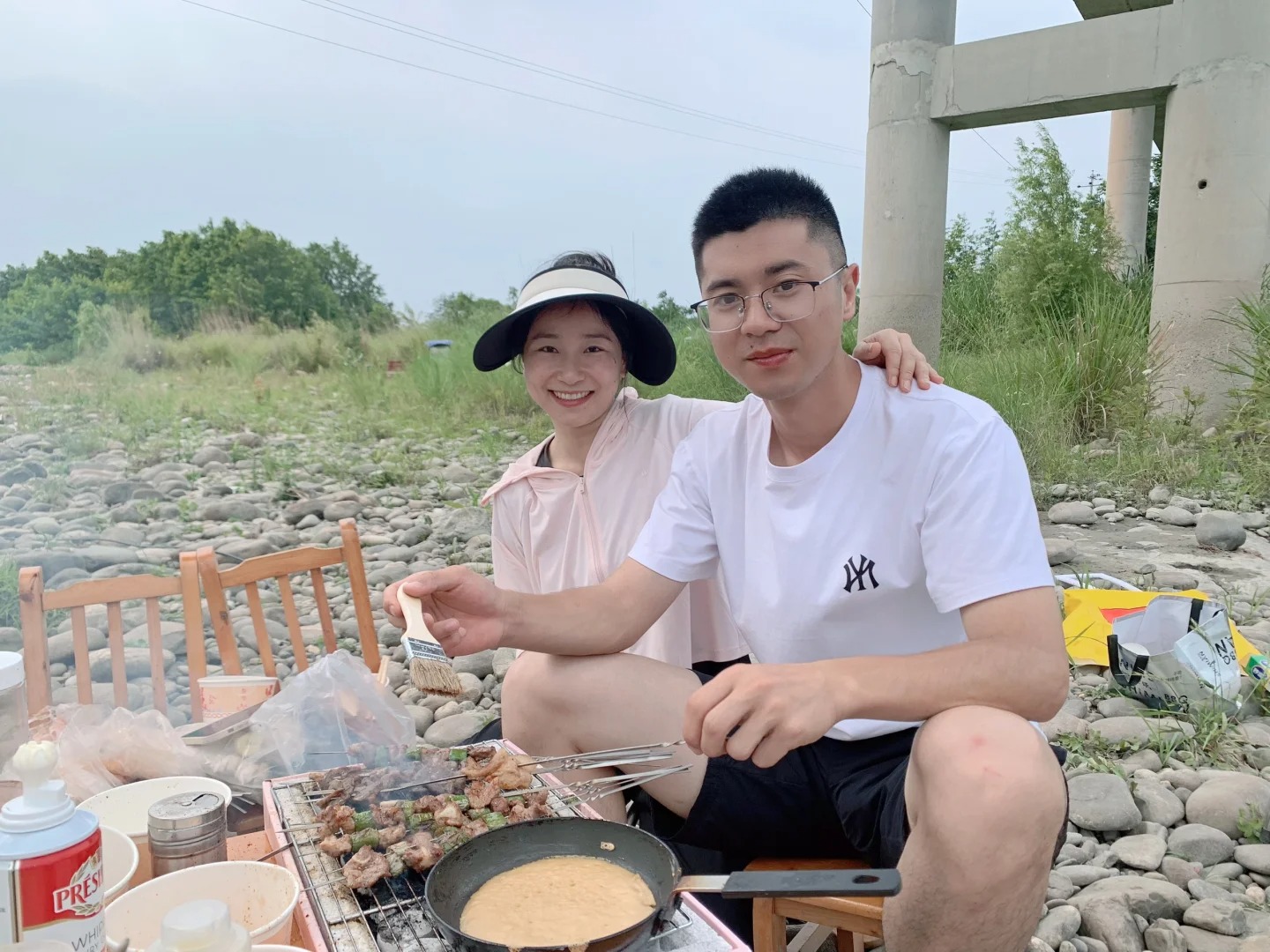 #户外玩水 绵阳永明镇，跟朋友一起去河边烤烧烤，说看夕阳也是绝美，抓螃蟹、网小鱼