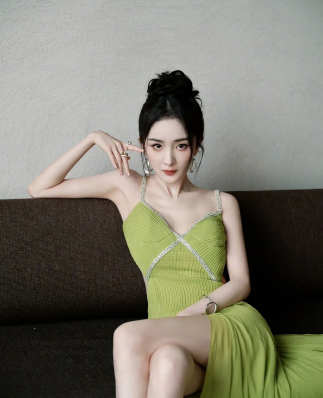 杨幂是一位备受瞩目的演员和歌手。她拥有迷人的外貌和出色的演技，深受观众喜爱。杨幂
