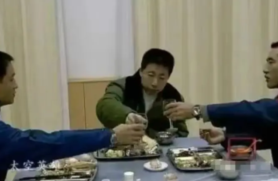 这是2003年杨利伟出征前的照片，真正的壮行酒，有去未必有回，让人肃然起敬的照片