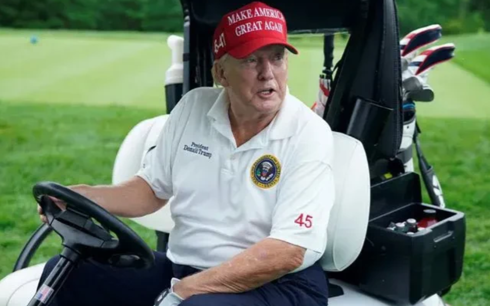 突发！特朗普今天清晨再次遭遇暗杀！枪手向他连开四枪，随后被特勤局特工当场摁倒，特