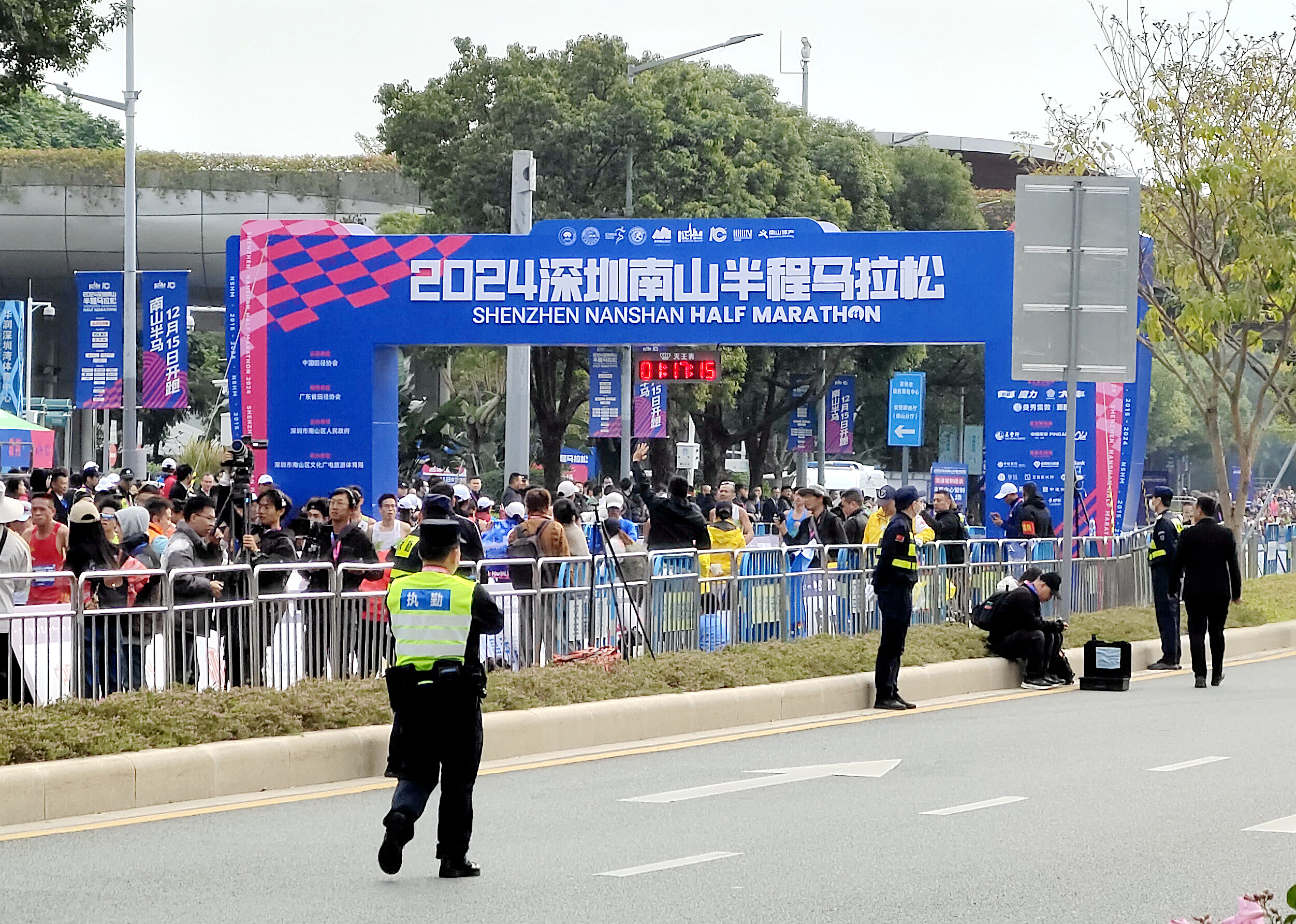 最豪横的马拉松参赛包，深圳南马参赛包