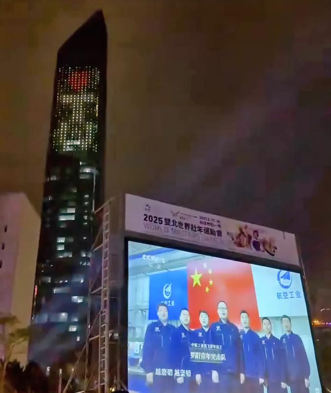台湾转播央视。在昨天跨年夜晚，台湾不少街头转播了央视的节目，让台湾民众十分的开心
