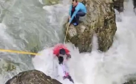 这次事件里，两名游客被溪水冲走，严肃来说，完全是自己的责任。只要是思维正常的人，