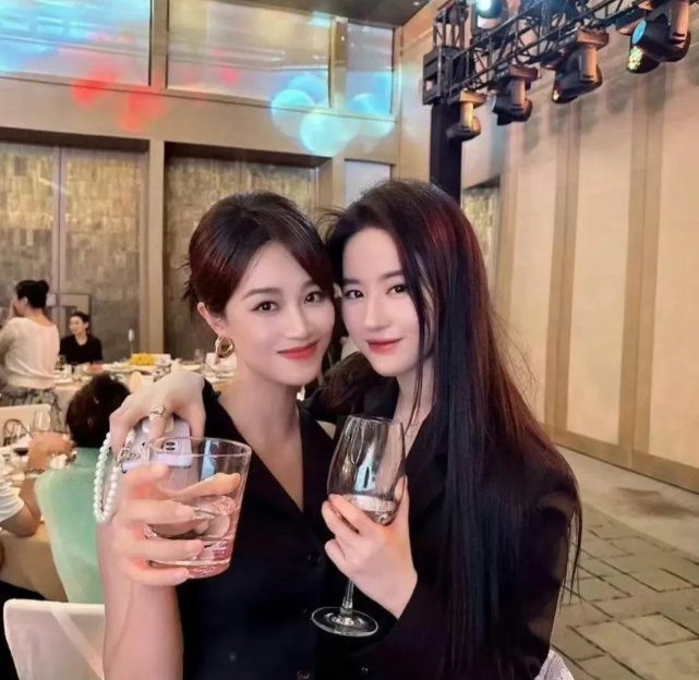 蓝盈莹和刘亦菲合照，美颜是不是开的有点过？


这两位美女颜值都很高，还是不开美
