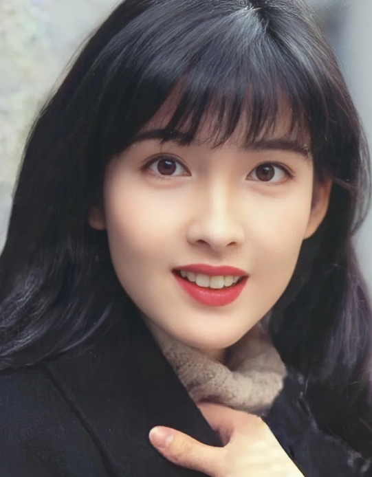 玉女天花板，没有人会拒绝的周慧敏
娱乐圈中最不缺的就是颜值出众的女明星，但是能成