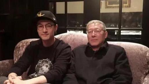 胡歌带爸爸九华山祈福，陈龙陪伴，胡爸爸与胡歌长得超像都是帅哥