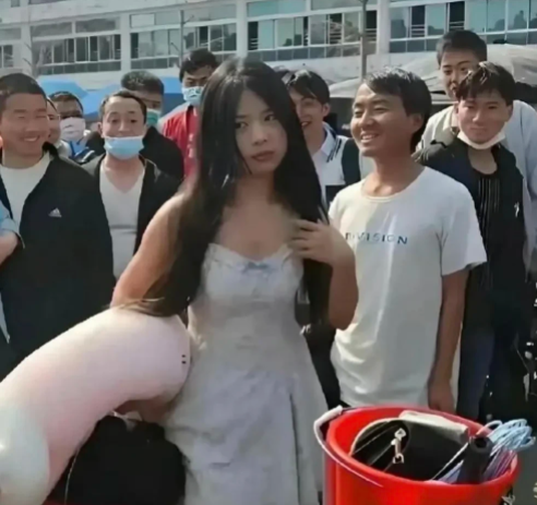还是看所在环境吧，在学校里普通颜值，大众脸。到了流水线，那就是线花，厂妹。到了工