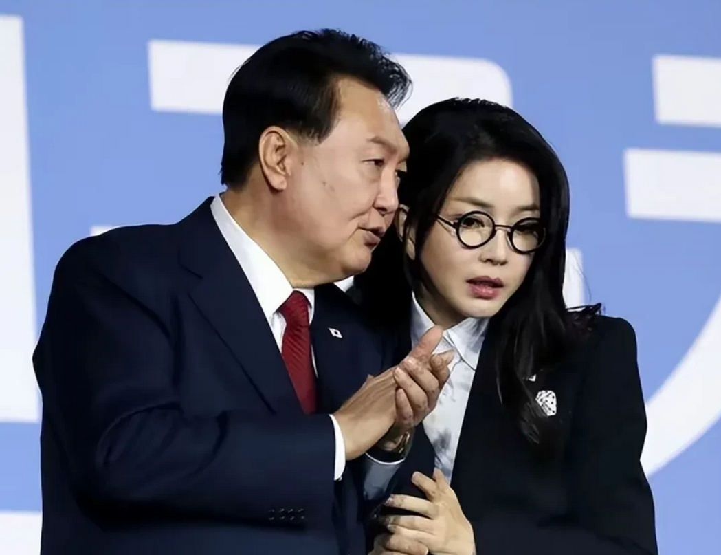 众所周知，现在有两个国家乱成了一锅粥。
一个叙利亚，一个韩国。
叙利亚的总统跑到