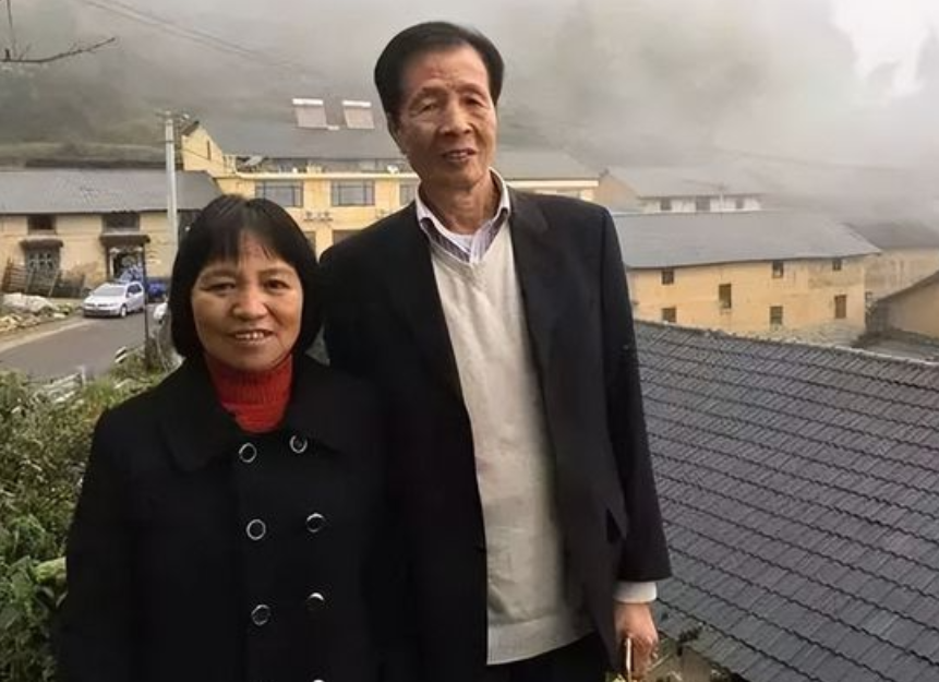 2013年，57岁的西班牙亿万富翁隐藏身份，在浙江“最美梯田"借宿一户人家，女主