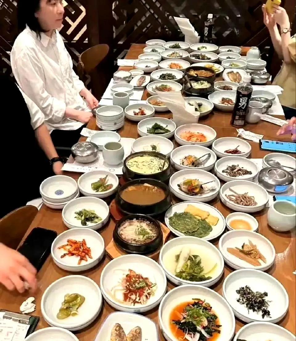 看了中韩两国的伙食，就理解了卞相壹为什么这么小气……
图一：韩国一个人能吃一桌。