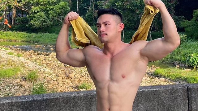 泰国肌肉男，健身房里狂撸铁，这胸肌练得如何？