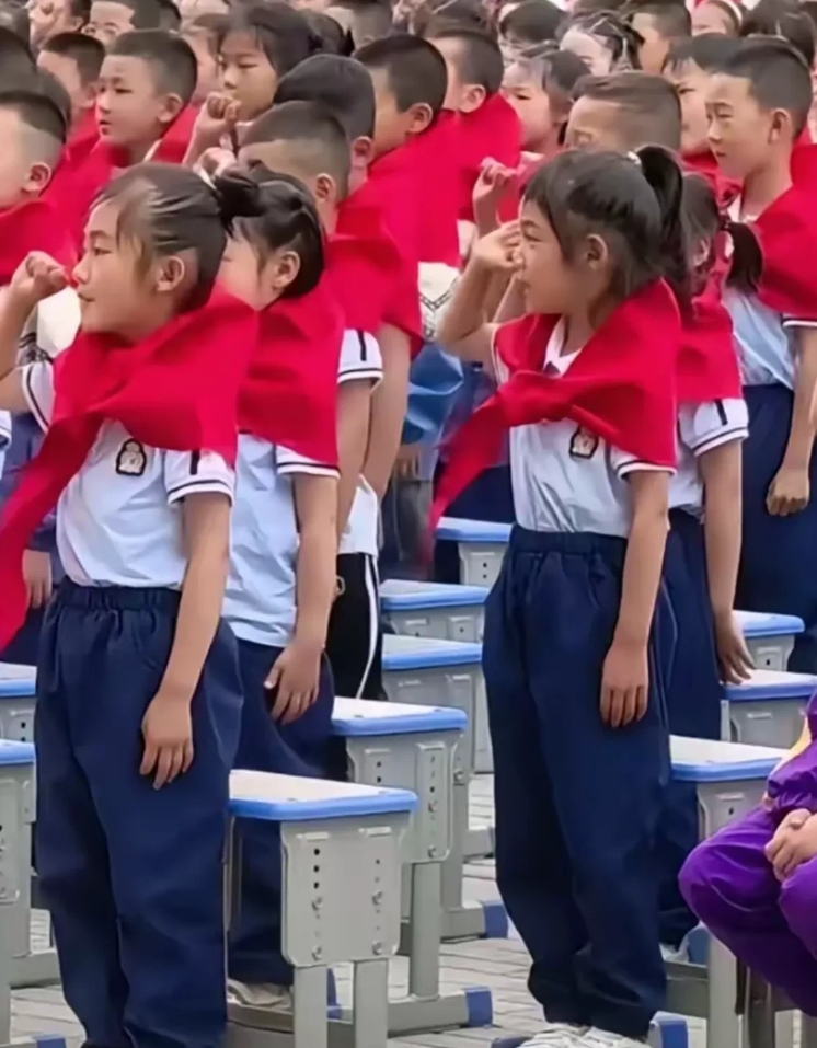 文化入侵。真的难看的。像个街溜子。
一点不严肃。
以前的红领巾有3折，
一折敬先