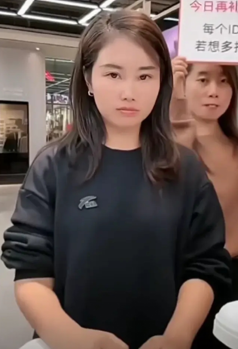 “什么叫感谢人贩子？！”今天，杨妞花在直播间卖货时突然发飙！直播间里有网友说，杨