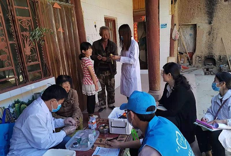 中国为什么投入巨资建设基础设施到贫困山区，而非简单地让村民搬离大山以保护原始森林