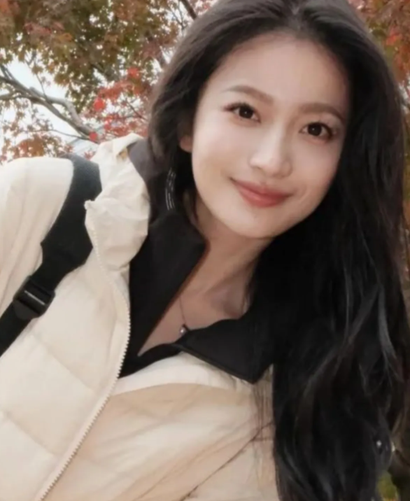 这两年，学校招来了不少年轻漂亮的女老师，为校园增添了活力。
校长是去年升任的，年