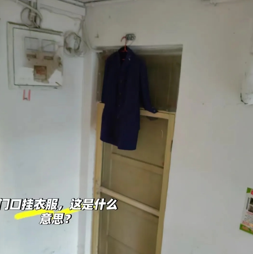 楼下的老人被子女接走后，那房子就空了。不久，传来老人去世的消息，让人忍不住叹息。