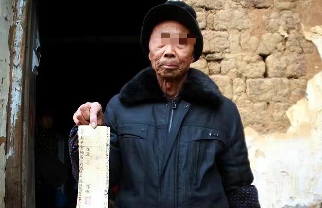 “大爷这算我们借的，等革命胜利了拿着欠条到政府去兑换吧”。