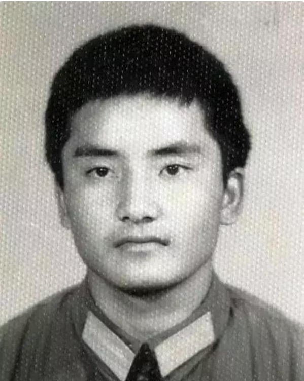 1984年，我军一战士被包围，敌人用生硬的中国话喊话：“中国兵，快投降吧！”，随